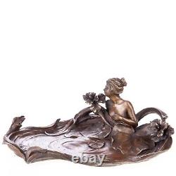 Sculpture en bronze Art Nouveau d'une femme au bain avec des nénuphars