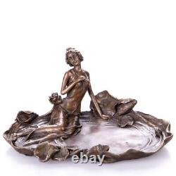 Sculpture en bronze Art Nouveau d'une femme au bain avec des nénuphars