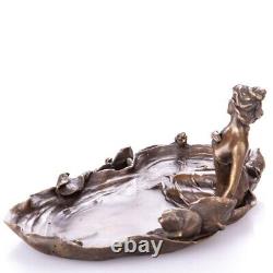 Sculpture en bronze Art Nouveau d'une femme au bain avec des nénuphars