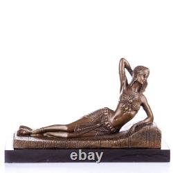 Sculpture en bronze Art déco d'une femme allongée sur un marbre noir Signée