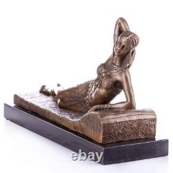 Sculpture en bronze Art déco d'une femme allongée sur un marbre noir Signée