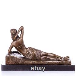 Sculpture en bronze Art déco d'une femme allongée sur un marbre noir Signée