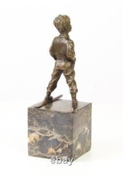 Sculpture en bronze Art déco un garçon avec des skis d'après Ferdinand Preiss