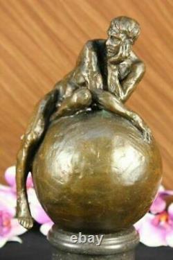 Signé Vitaleh Réalisme Abstrait Bronze Sculpture Nu Homme Terre Globe Statue Art
