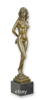 Une sculpture érotique en bronze représentant une femme nue réplique design rétr
