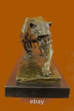 Véritable Bronze Métal Statue Sur Marbre Base Femelle Lion Sculpture Art Déco