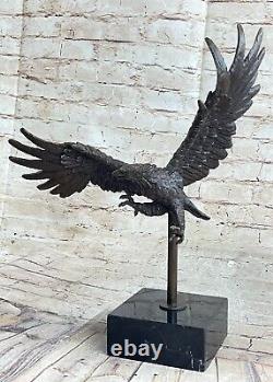 Western / Fauconnerie Art Bronze Sculpture Native Américain Tenant Un Aigle