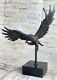 Western / Fauconnerie Art Bronze Sculpture Native Américain Tenant Un Aigle