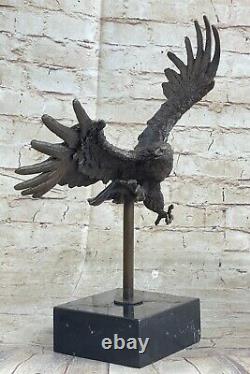 Western / Fauconnerie Art Bronze Sculpture Native Américain Tenant Un Aigle