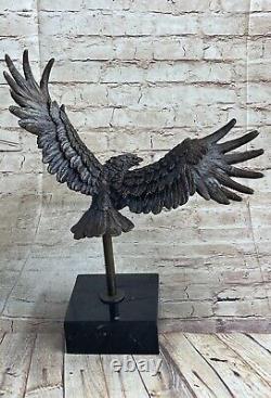 Western / Fauconnerie Art Bronze Sculpture Native Américain Tenant Un Aigle