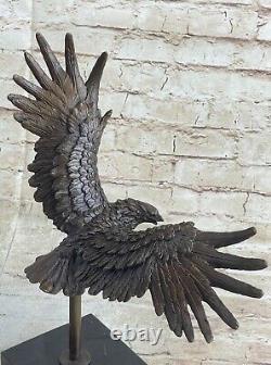 Western / Fauconnerie Art Bronze Sculpture Native Américain Tenant Un Aigle