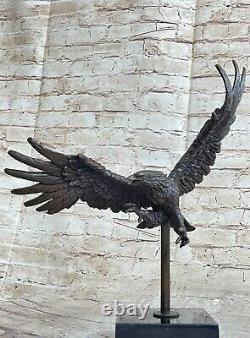 Western / Fauconnerie Art Bronze Sculpture Native Américain Tenant Un Aigle