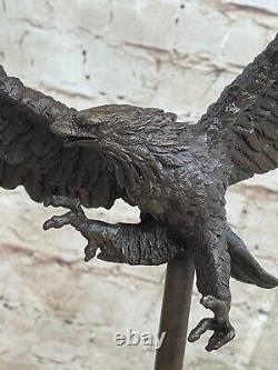 Western / Fauconnerie Art Bronze Sculpture Native Américain Tenant Un Aigle